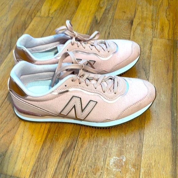 New Balance Shoes - EUC New Balance Sneaker - size 8